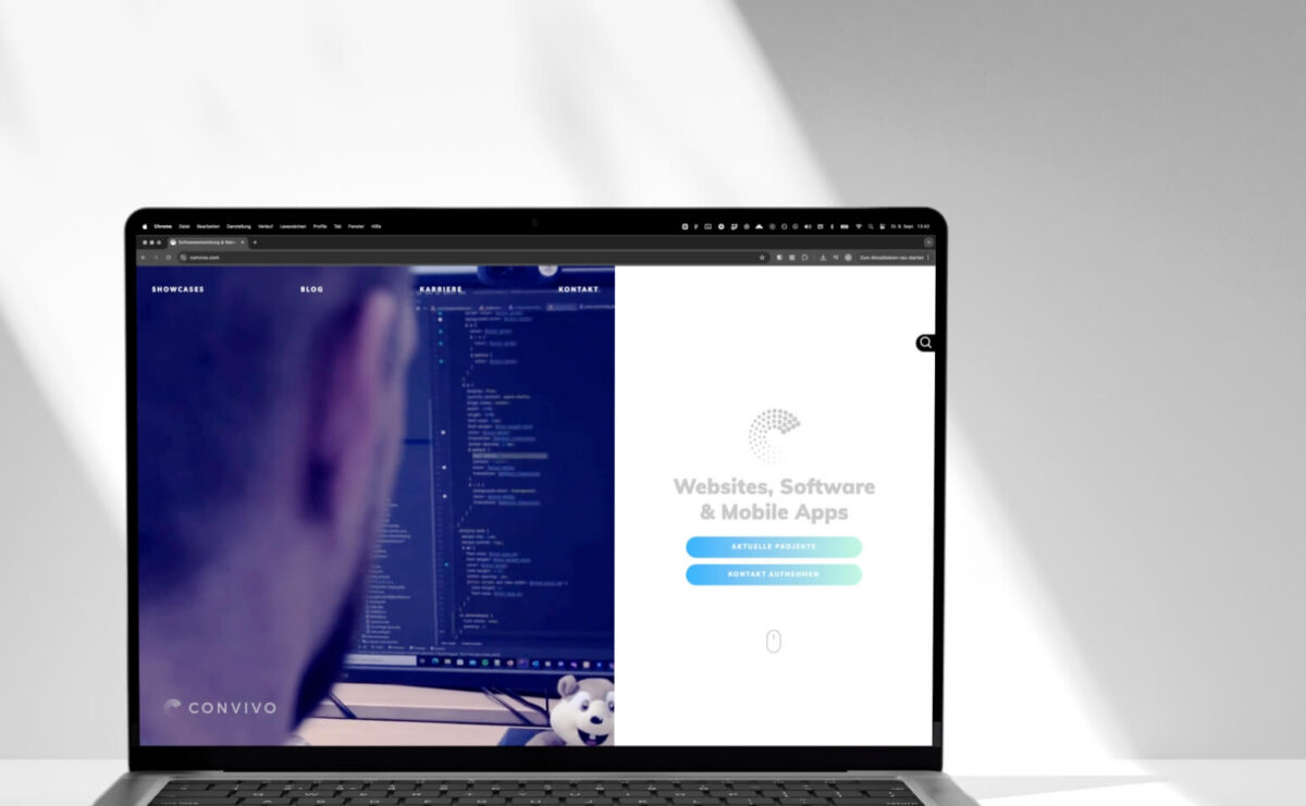 Hauptmenü und Videoheader mit CTAs, auf der Startseite der Website Entwicklung für die convivo GmbH, demonstriert im Bildschirm eines MacBook-Pro, im Video ist gerade ein Entwickler zu sehen, der auf einen Bildschirm voller Code schaut